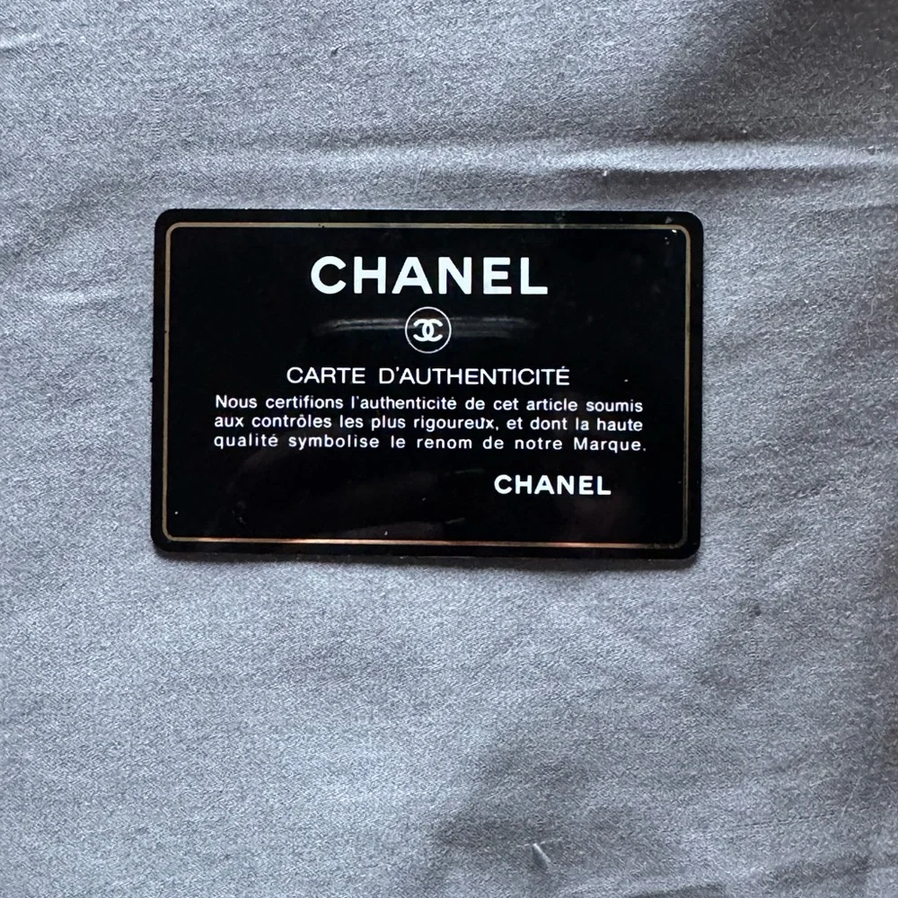 Chanel White Quilted Crossbody Bag with Gold Chain - Picture 3 of 10